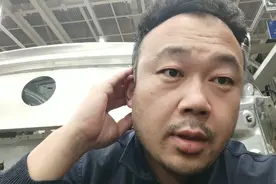 刚三十四岁胡子就变白了，提前衰老的症状吗？有人知道怎么回事吗