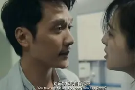 男子背着女友，偷偷跟女友闺蜜约会，被女友抓个正着。视频封面