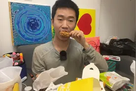 可爱男生吃麦当劳大餐，深夜都在画画，70多块钱特别丰盛，真爱吃