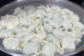调韭菜饺子馅好吃有诀窍，教你30年饺子馆不外传秘方，翠绿不出水视频封面