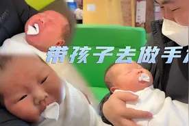 新生儿刚满月去剪舌系带，没打麻药看着心疼，宝宝疼的哇哇大哭！视频封面