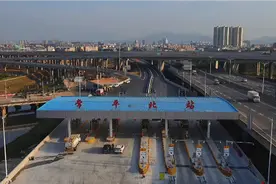 航拍：东莞常平北站即将来临，番莞和从莞深和河惠莞高速入！