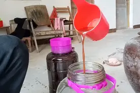 今天来朋友的叔叔家品杨梅酒，这酒已泡有九年左右，让我高兴极了视频封面