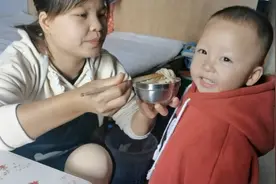 儿子脸上突然出现两块淤青，把小两口急坏了，赶紧带去查血小板视频封面