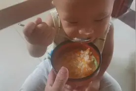 吃餐饭洗次澡，辛苦几个月就能自己吃饭了视频封面