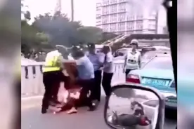 盘点那些爆笑视频，小伙骑行途中裆部起火，警察帮忙灭火