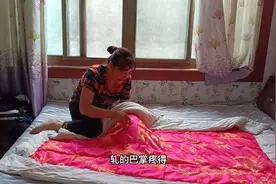 70年代的绸缎用到现在，农村叶子姐翻新被子，翻出结婚时的小花袄视频封面