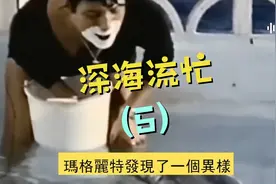 海豚爱上了女饲养员，并对她做出了这个动作