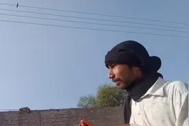 实拍巴铁小哥用弹弓狩猎，这技术真厉害，弹无虚发