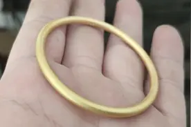 手细就是好，黄金手镯很显大