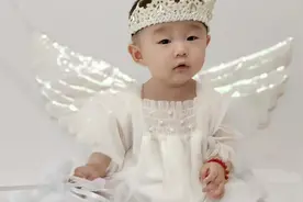 第一次给宝宝拍半岁照，觉得很有意义。等你长大还能回忆美好瞬间