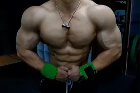肌肉猛男每天最开心的事就是秀腹肌视频封面