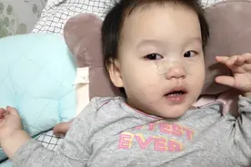 睡觉前宝宝反应异常，一直噗噗吹气，第二天起来就感冒发烧了视频封面