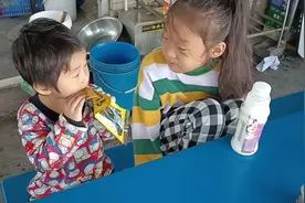 今天台风。女儿们都停课了，姐姐帮忙照顾妹妹吃早餐。一个牛腩粉视频封面
