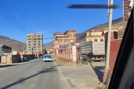 甘孜川西高原，看看巴塘县城，街道干净整洁。视频封面