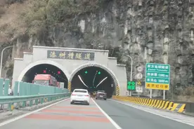 带你们看看恩施野三关17公里高速路程有多少隧道和桥视频封面