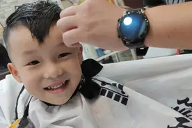 小朋友很小就开始，自己坐着理发，马上开学啦，来做个造型吧。视频封面