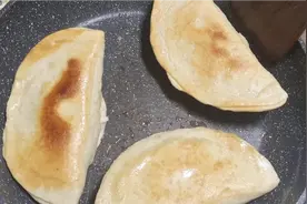 韭菜鸡蛋粉丝盒子学会这几个步骤，轻松搞定，外酥里内