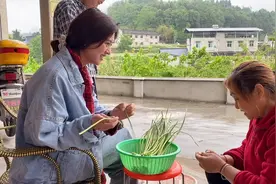 小卢回老家第二天，家里的伙食不要太好，饭后爸爸跳起了舞视频封面