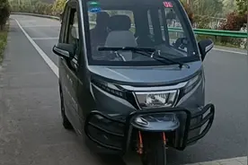 耀隆全封闭燃油三轮车，残疾人代步车，宗申200发动机。视频封面