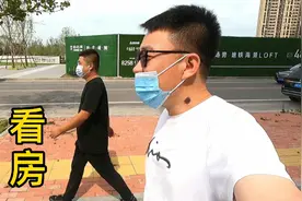 售楼处看新房，小户型越层单价10000/平，现场人山人海，场面壮观视频封面