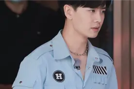 嗨放派杭州录制转场：任嘉伦的衣领口与众不同，暖心向嘉人挥手。