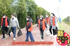 宝鸡市水利局系统一百六十多名干部职工今日在渭河岸边捡拾垃圾