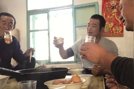 母豹子炖豆腐，小鸡炖蘑菇，大早上喝三两，展现真实五常农村生活视频封面