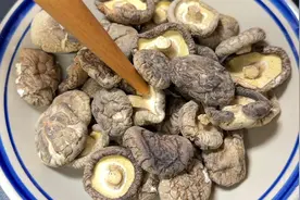 泡发干香菇用凉水还是热水？教你饭店不外传的诀窍，3分钟就搞定视频封面