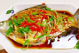 蒸鱼还放蒸鱼豉油就out了，要想完全释放鱼肉鲜味，教你自调碗汁视频封面