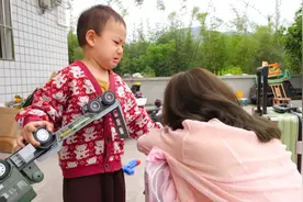 原来小妹这么生猛，喝起啤酒来对瓶吹，这豪爽性格不像个四川人啊视频封面