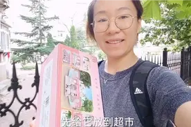 小米上幼儿园，米妈在家解馋，给小米买了甜甜圈和玩具，玩兴奋了