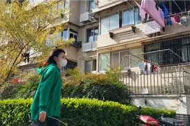 绿衣女孩，充满朝气，蹦蹦跳跳可爱视频封面