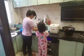女儿幼儿园毕业了，说好朋友上小学了，她也想上小学，有点头疼！视频封面