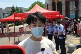 2022高考首场语文考试结束，学生陆续走出考场