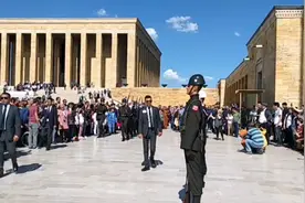 极具观赏性的土耳其礼兵换岗仪式视频封面