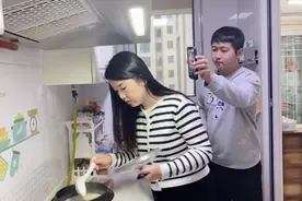 媳妇做家务，老公举着手机跟在后面捣乱，媳妇实在忍无可忍视频封面