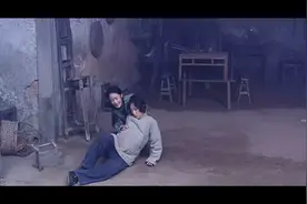 地上这个大肚子女人马上就要生了，这已经是生的第七个女儿了。。视频封面