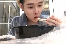 一个男主播，美颜开18级的效果，筷子都弯了视频封面