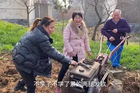 河南农村婆媳两个一起摇拖拉机，婆婆笑媳妇摇不响，结果打脸了视频封面
