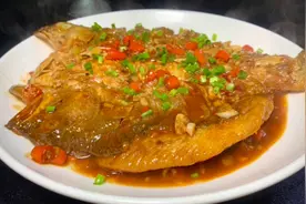 红烧鲈鱼正确的家常做法，不粘锅不破皮，肉质鲜嫩入味，开胃下饭