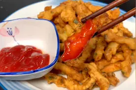 大厨教你香酥里脊肉的家常做法，鲜香酥脆，蘸上番茄酱大美味了。