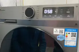 小玲子家买了一个小天鹅滚筒洗衣机，不会操作，师傅来家里指点。视频封面