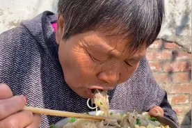 农村大娘午饭开荤，一碗正宗羊肉泡馍，汤浓肉烂味鲜美，直呼过瘾视频封面