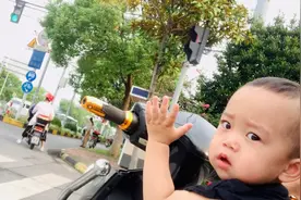 开学第二天，弟弟也一大早起立送姐姐上学；早起盘两娃视频封面