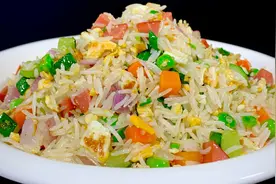 夏天最好吃的蛋炒饭简单家常做法，配料简单，颜色丰富，营养好吃