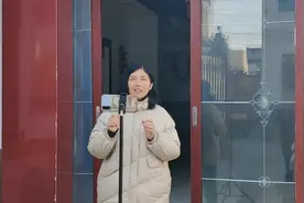 正讲今日头条上的图片、视频为啥都变成黑白了的，把姐忙坏了视频封面