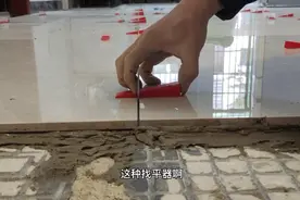 地板砖翘起来了需要重铺太麻烦？这种铺法方便快捷省去砸地的烦恼视频封面