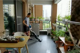 50岁退休夫妻慢生活，家里打扫得干净整洁养两只狗狗过美丽的日子视频封面