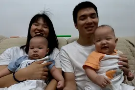 小夫妻带双胞胎5个月，俩儿子半夜在做啥？爸爸再困也只能忍着了视频封面